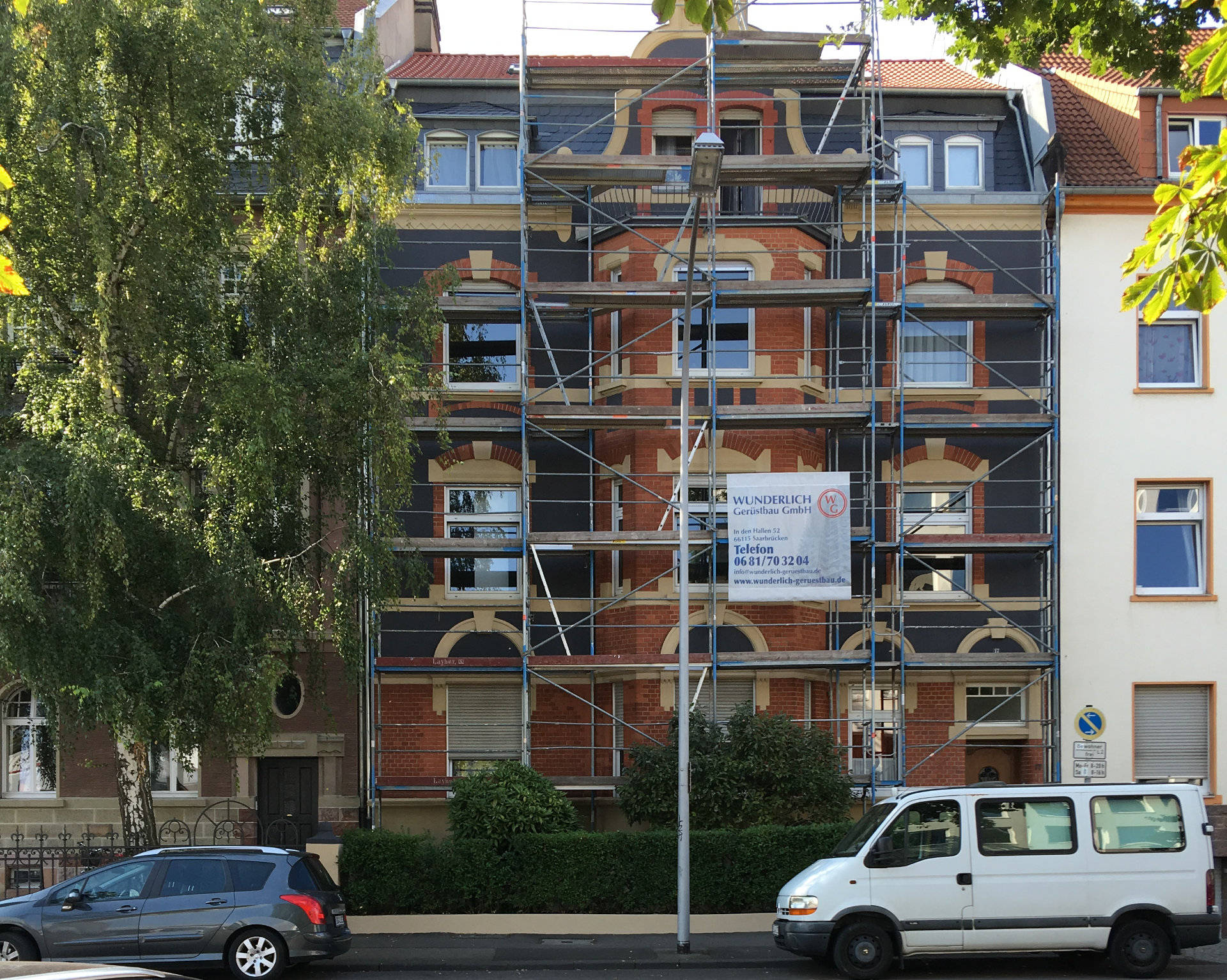 Fassadengerüst von Wunderlich Gerüstbau an einem Gebäude